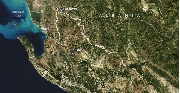 “Rrjedh i lirë nëpër Shqipëri”, NASA publikon foto të lumit Vjosë