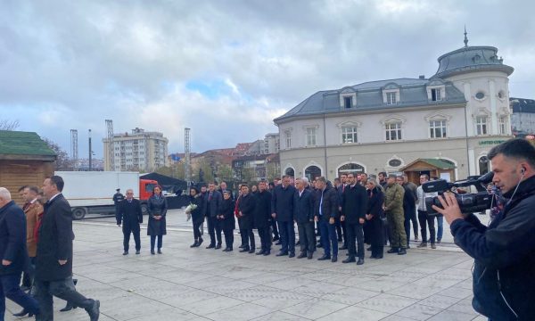 Ministra e deputetë të VV-së e nderojnë heroin Gjergj Kastrioti-Skënderbeu
