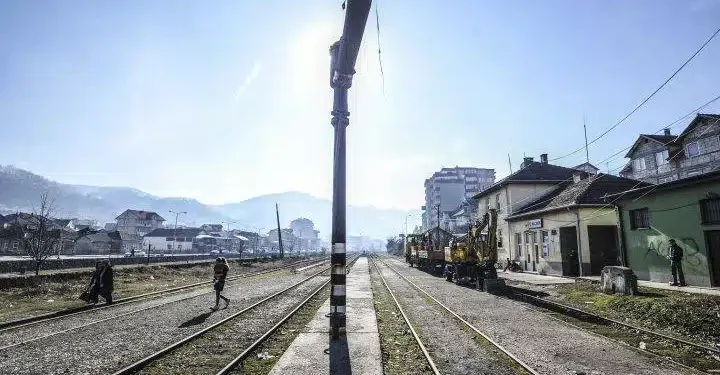 Ndodh edhe kjo: Hajnat vjedhin pllakat e shinave nga hekurudha në Kaçanik, dëmi rreth 30 mijë euro
