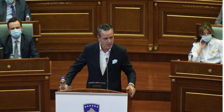 Gashi i kërkon kryesuesit ta largojë Haxhiun nga salla, “godet” Kurtin