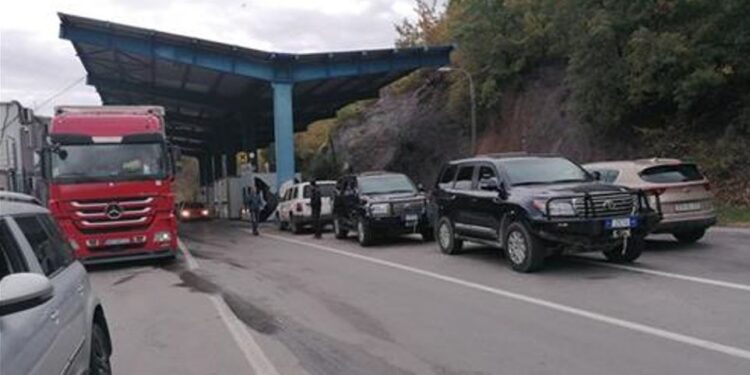 Policët serbë largohen edhe nga vendkalimet kufitare, Jarinje e Bërnjak