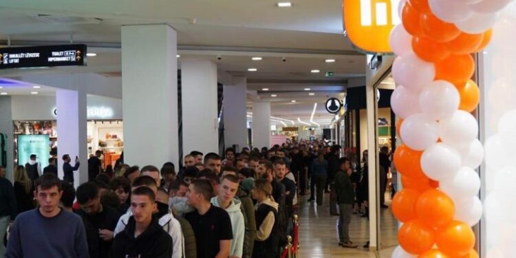 Ndodh edhe kjo në Kosovë: Qytetari priti para lokalit 28 orë për ta fituar një telefon