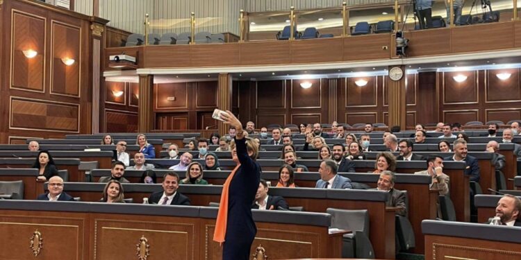 Deputetja e LVV-së thotë se Tahiri e shau Bislimin me “rob shpije”