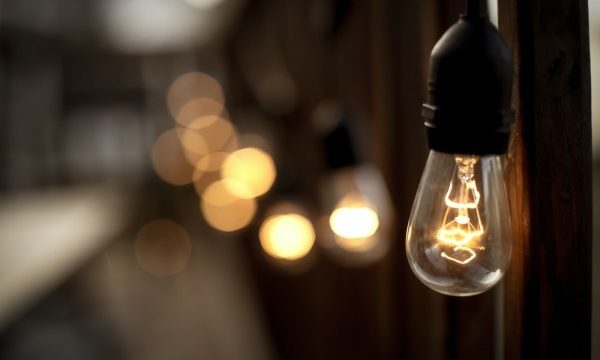 Vendet që do të mbesin sot pa rrymë deri në pesë orë, ky është orari i ndërprerjeve