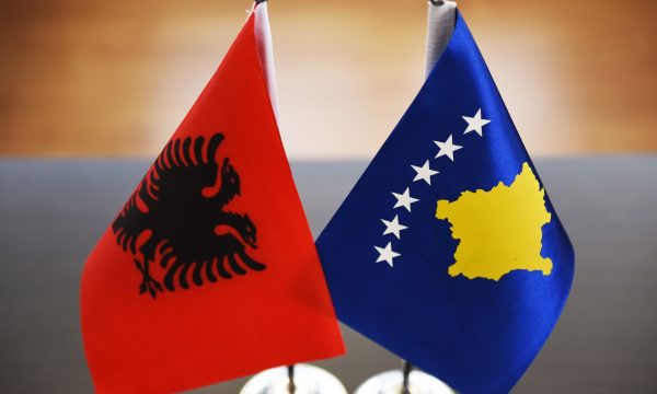 Deputetët e Kosovës dhe Shqipërisë bëhen bashkë për 110-vjetorin e Pavarësisë së Shqipërisë