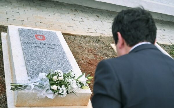 Kurti bëri homazhe te varri i patriotit e veprimtarit Hasan Prishtina