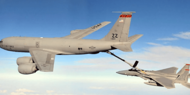 Amerika tallet keq me Rusinë, aeroplani ushtarak i vizaton diçka të pistë pranë bazës ushtarake