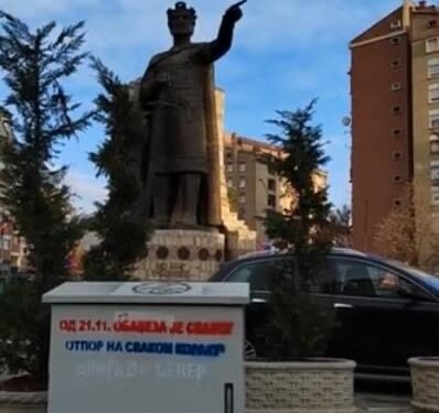 Mëngjesi i sotëm në veri të Mitrovicës ka aguar me parullat në mure dhe rrugë “Nuk ka dorëzim – Brigada e Veriut”! “Këtu jemi”