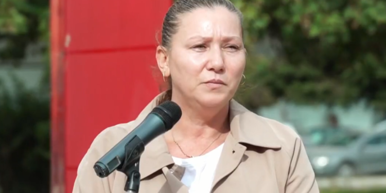 Flet në protestë vajza e të moshuares: Ju lus për drejtësi, nana ka shku atje për kujdes më të mirë