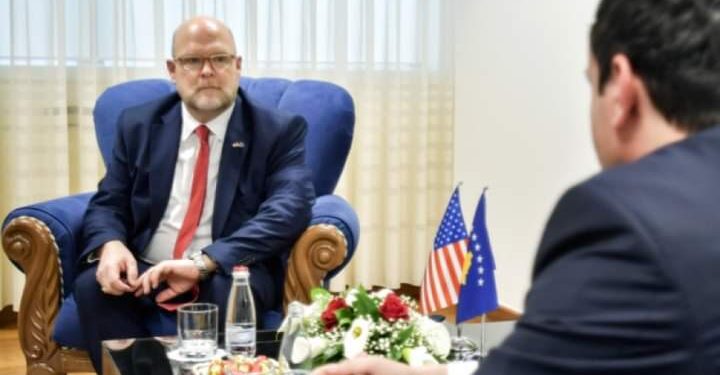SHBA-ja i ka kërkuar Kosovës të shtyj për 48 orë afatin për shqiptimin e gjibave për targat ilegale.
