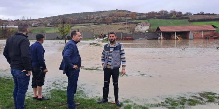 Fadil Nura i hip traktorit, del në terren nëpër fshatrat e Skënderajt pas vërshimeve