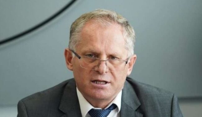Bislimi flet pak për marrëveshjen: Serbia s’lëshon tabela ilegale, Kosova suspendon gjobat