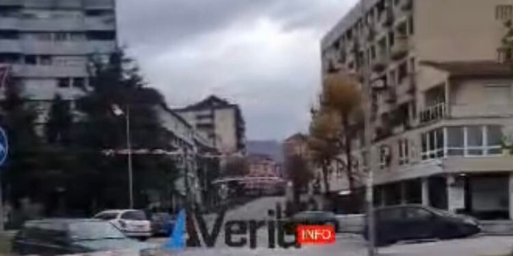 Pas lëshimit të alarmit në veri të Mitrovicës, ura e Ibrit mbushet policë të Kosovës dhe karabinierë të KFOR-it