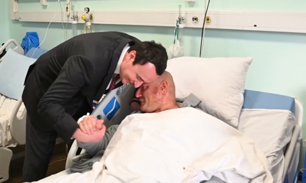 ‘Shyqyr që ke shpëtu, ke pas fat” – Çka i tha Kurti policit të plagosur gjatë vizitës së tij në QKUK