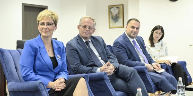 Njerëzit e lidhur me këshilltaren e Kurtit përfitojnë 100 mijë € nga fondet e qeverisë