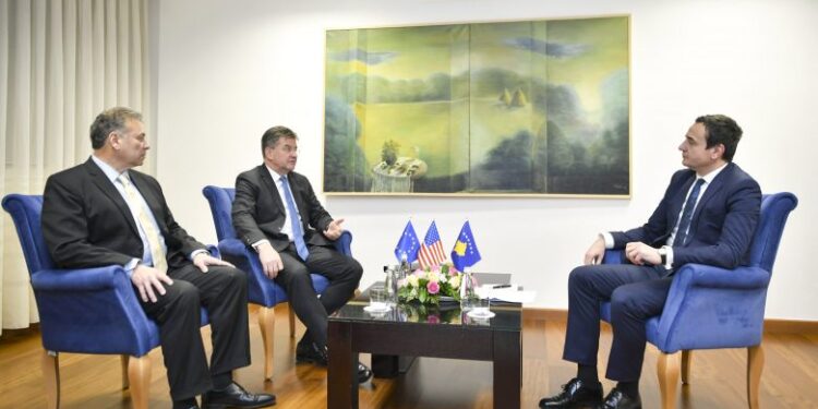 Pas takimit me Escobarin dhe Lajçakun, Kurti: Dakordim i përbashkët që duhet të hiqen barrikadat në veri