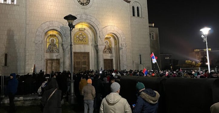 Serbët mblidhen tek kisha e Shën Savës në Beograd, këndojnë mesazhe gjenocidale kundër Kosovës – VIDEO