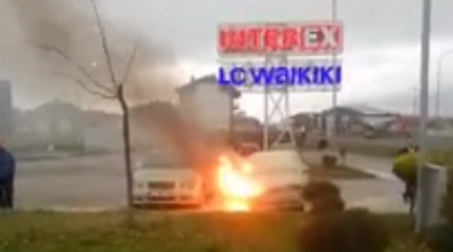 Merr flakë një veturë në parkingun e “Interex” në Vushtrri