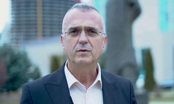 Deputeti i VV-së thotë se Kosova ka fuqi t’i heqë me forcë barrikadat