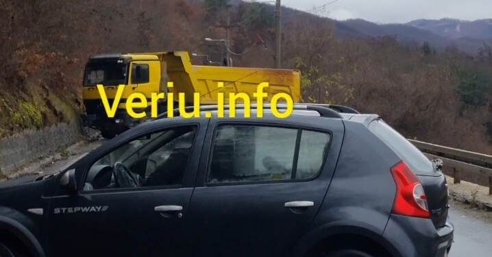 Bllokohet edhe rruga për Ujman, kamionet vendosen në rrugën kryesore!