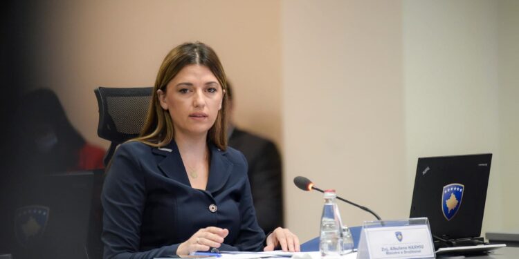 Dokument | Kunatit të Ministres Albulena Haxhiu i jepet privilegji të punojë derisa po vuan dënimin në burg, flasin nga ShKK