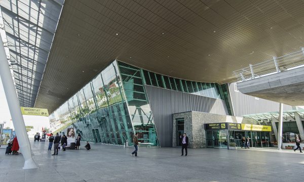 Aeroporti “Nënë Tereza”: Anulohen fluturimet prej motit të keq