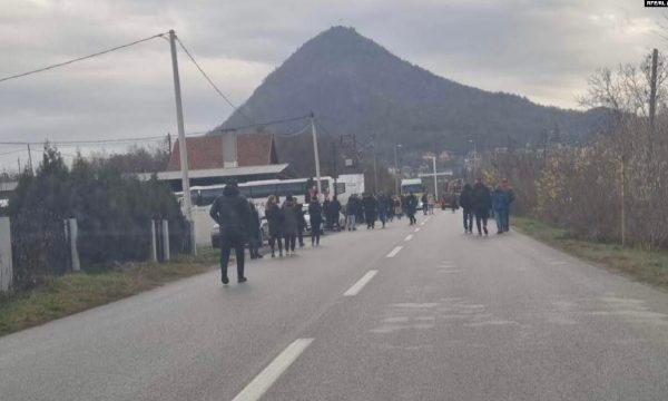 Raportohet për serbë lokalë që kanë filluar të mblidhen në Rudarë afër Zveçanit