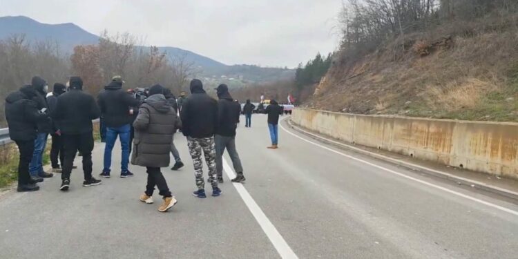 Eskalon situata/ Protestuesit serb thyejnë kordonin e policisë, i afrohen kufirit me Kosovën