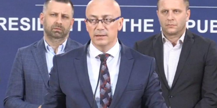 Kërcënon Lista Serbe: Sveçla s’ka çfarë kërkon në Veri, do të merrni “përgjigjen e popullit serb” nëse barrikadat tentohen të hiqen