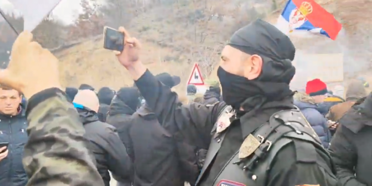 Përleshje mes protestuesve dhe policisë serbe në Jarinjë