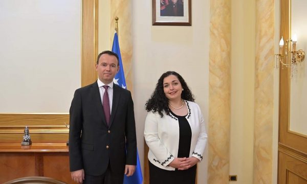 Peci ‘tregon’ pse kishte vjellur Vjosa Osmani në veturë me Isa Mustafën
