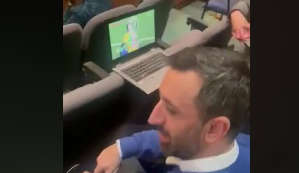 Haxhi Avdyli e Dimal Basha shikojnë botërorin gjatë seancës, Konjufca ua tërheq vërejtjen