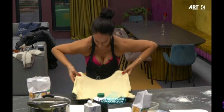 Xhuli gatuan pite për të gjithë banorët e shtëpisë