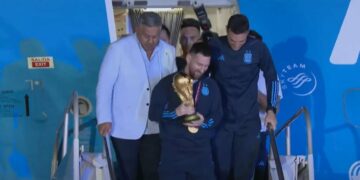 Messi çon kupën në shtëpi, Argjentina i pret si heronj fituesit e Katar 2022 – Pamje