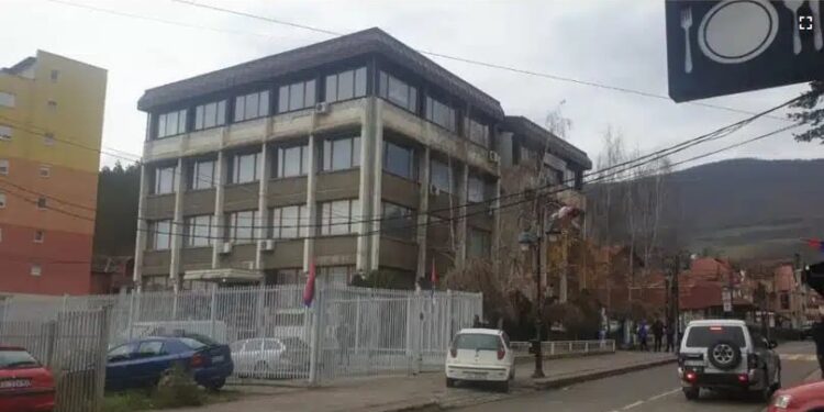 Detaje nga tentim grabitja në Bankën e Serbisë në Leposaviq: Personat e maskuar dolën nga autoambulanca dhe gjuajtën me armë