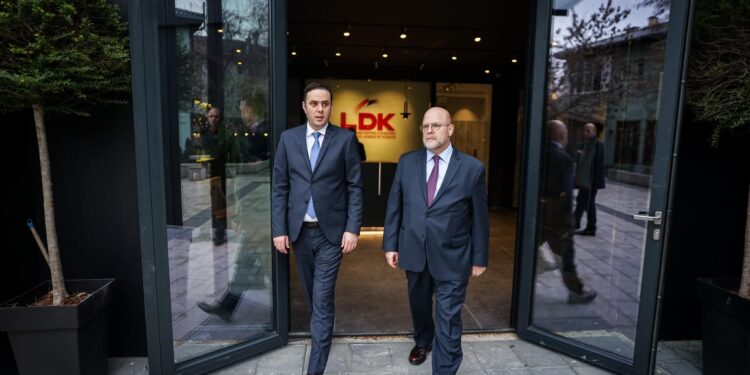Ambasadori amerikan në takim me Abdixhikun e LDK-së