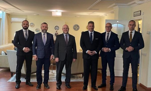 Hovenier e Escobar takojnë Rakiqin dhe tre zyrtarë tjerë të Listës Srpska
