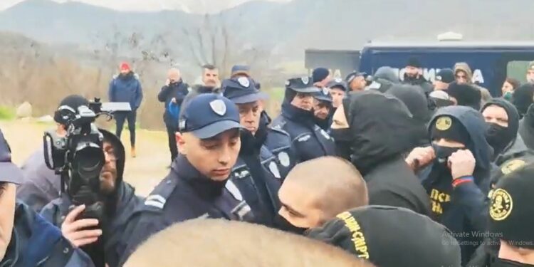 Tubimi i ekstremistëve matanë kufirit, publikohen pamjet kur s’lejohen të kalojnë nga policia serbe