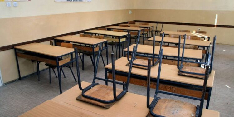 “Une t’kalli ty edhe shkollën”, nëna e një nxënësi kërcënon drejtorin e shkollës fillore në Gjakovë