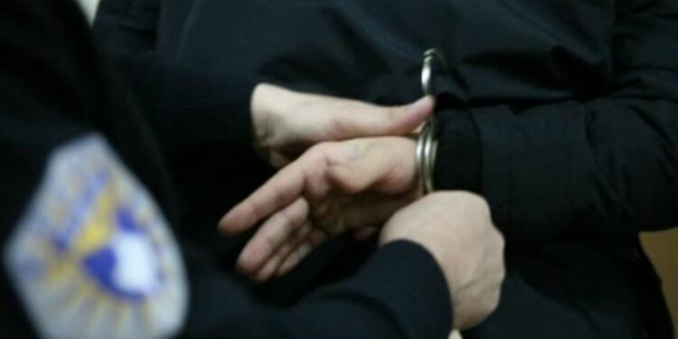 Arrestohet një person në Skenderaj, iu konfiskohen tetë pistoleta dhe 520 fishekë