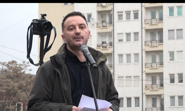 Molliqaj nga protesta: Krerët e UÇK-së po mbahen peng në Hagë, duhet të ndërrohet juridiksioni i Speciales