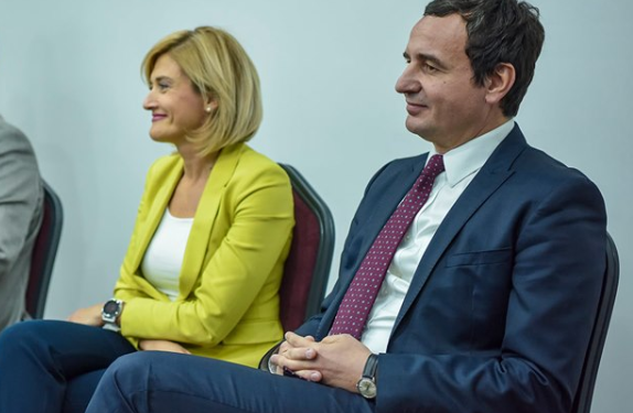 “Shpërthejnë” pakënaqësitë brenda VV’së, qendra në Gjakovë ankohen se pushteti po i rehaton me punë vetëm njerëzit e Mimoza Kusarit