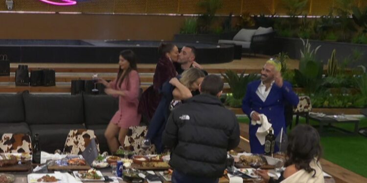 Mbrëmë foli për ish gruan e tij, por pas Prime, a e puthi Stresi, Gresa Hotin në buzë?