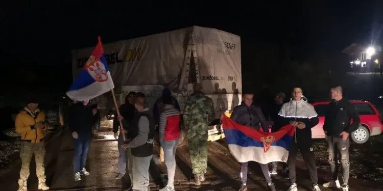 Mërgimtari thotë se u sulmuan me shok-bombë tek barrikada që dërgon në Merdar