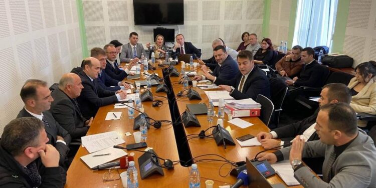 Kryeshefi i KEK-ut e lëshon mbledhjen, Beqa kërkon që Policia ta sjellë në Komision