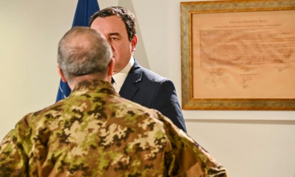 Qeveria pas takimit të Kurtit me komandantin e KFOR’it dhe shefin e EULEX’it: S’duhet të ketë barrikada