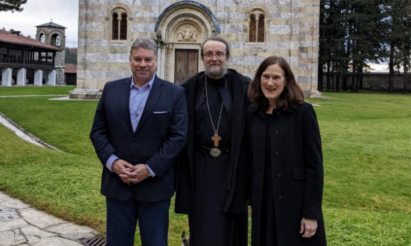 Gabriel Escobar ka arritur në Kosovë, sot ka qëndruar në Manastirin e Deçanit