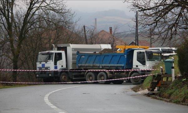 Policia: Për shkak të vendosjes së barrikadave nga grupet kriminale, Jarinja dhe Bërnjaku mbesin të mbyllura