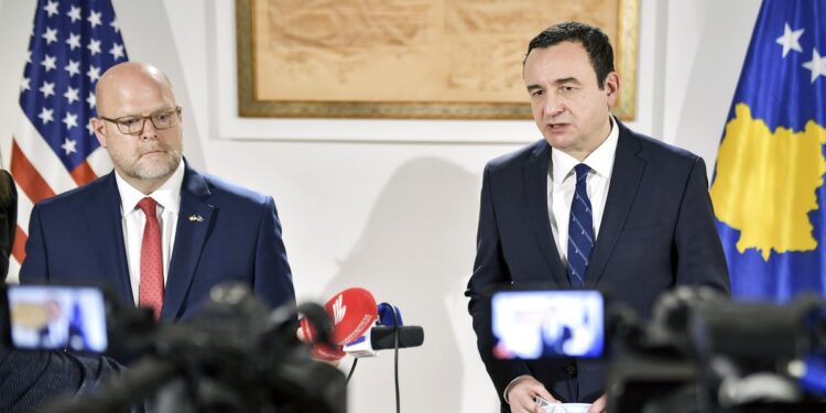 Lajmi i fundit, ambasadori amerikan shkon në zyrën e Kurtit