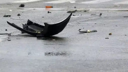 Humb drejtimin e mjetit dhe bie në përrua, vdes shoferi shqiptar, lëndohet nipi dhe mbesa